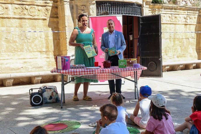 El concejal de Educación, Luis Sánchez Arévalo, ha visitado la actividad municipal 'Al aire libro'.