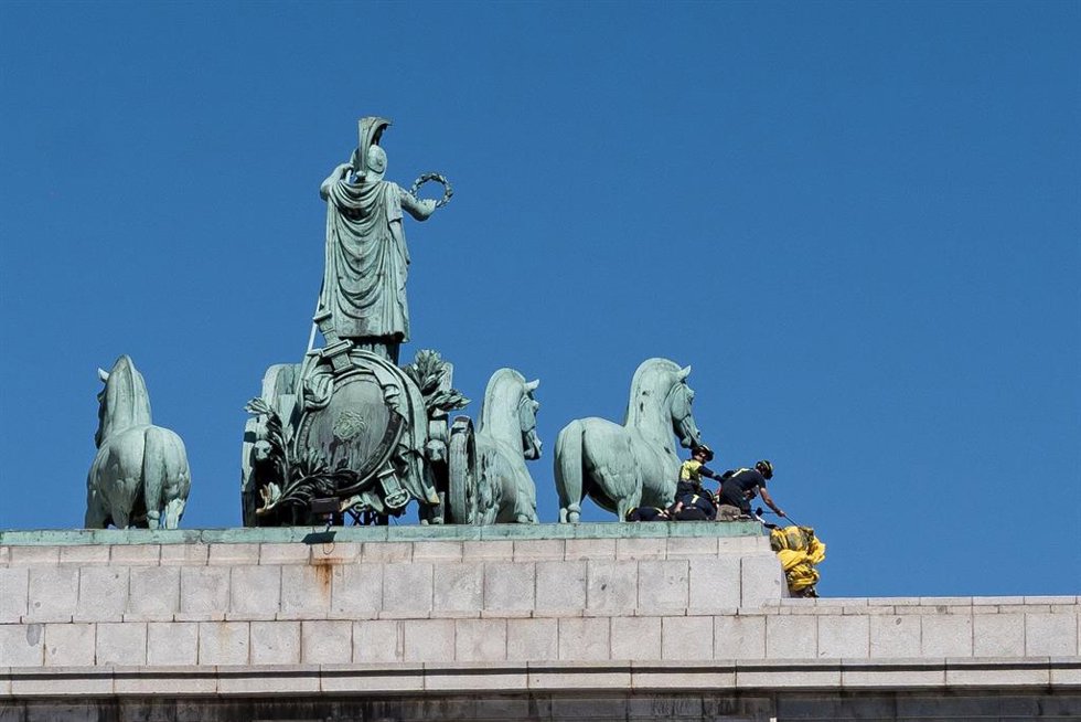 Agentes de los bomberos y la Policia Nacional ayudan a quitar lona desplegada por Greenpeace 