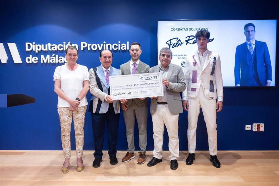 Félix Ramiro destina 1.252 euros de recaudación de la venta de sus corbatas de Málaga de Moda a la investigación del cáncer de próstata por parte de Ibima Plataforma Bioand