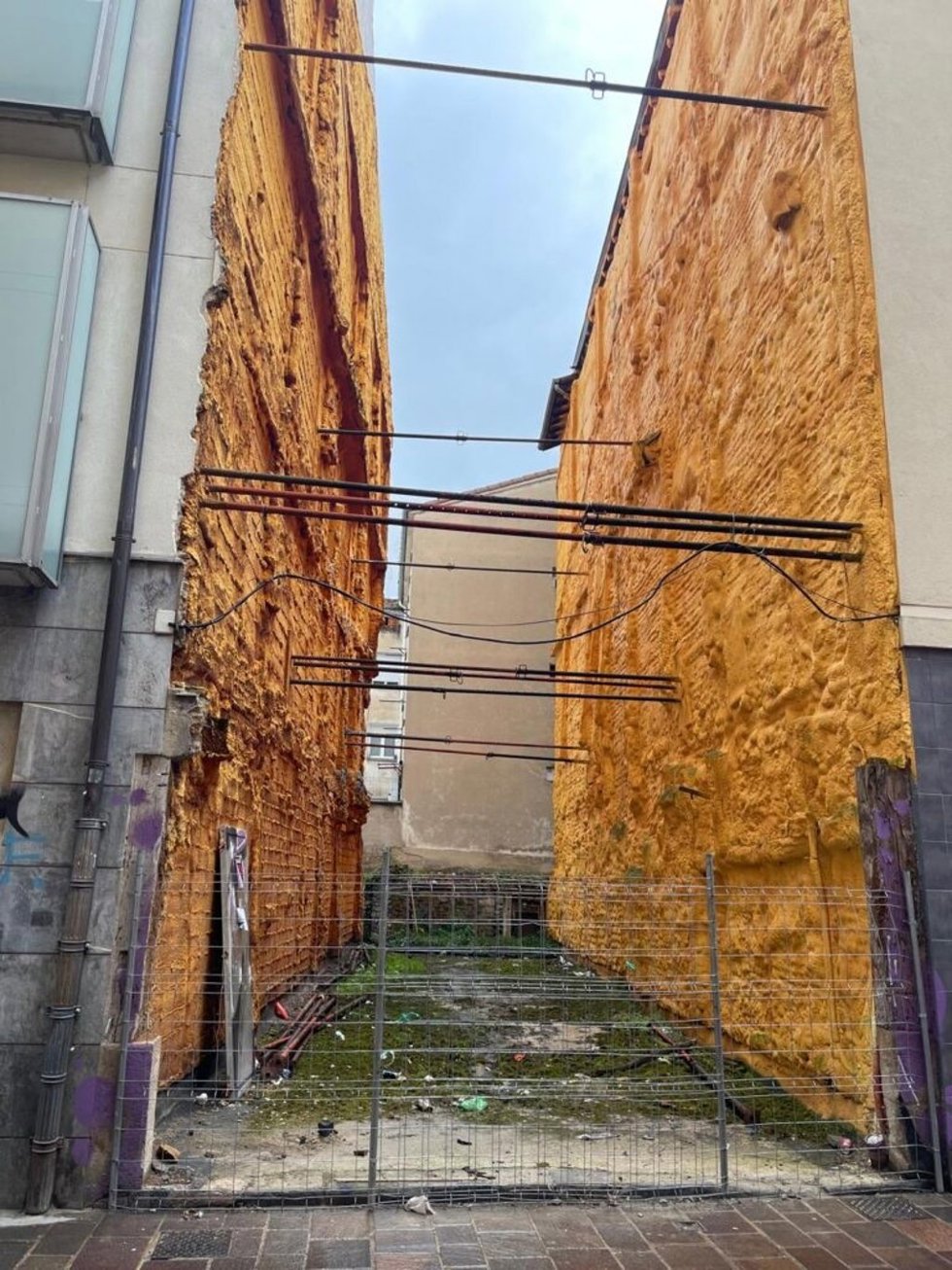 Solar donde se construirá el bloque viviendas