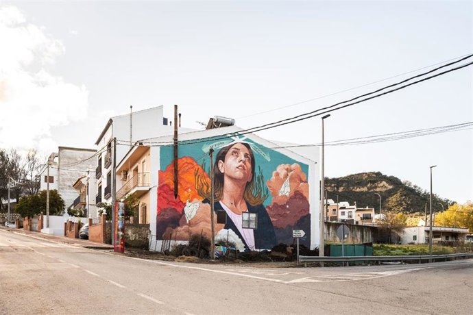 Mural de Ana Langeheldt en Villanueva de San Juan, donde integra lo simbólico, lo onírico y el folclore andaluz
