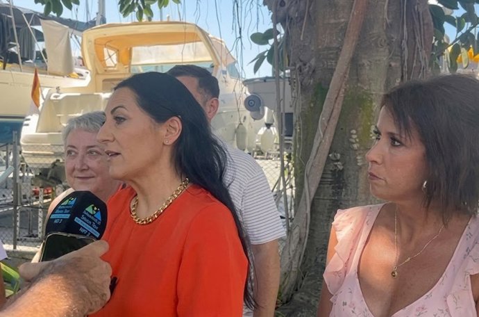 La portavoz de Podemos Andalucía, Alejandra Durán, atiende a los medios en el entorno del puerto de Motril (Granada). (Foto de archivo).