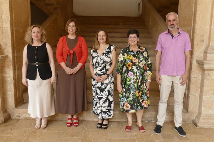 Nueva junta de gobierno de la AVL con la presidenta, M. Àngels Francés, en el centro.