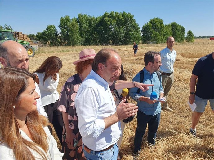 El consejero de Agricultura, Ganadería, Medio Rural y Política Ambiental, Joaquín Antonio Pino, acude al campo cerealista de Tabladillo para su rueda de prensa.