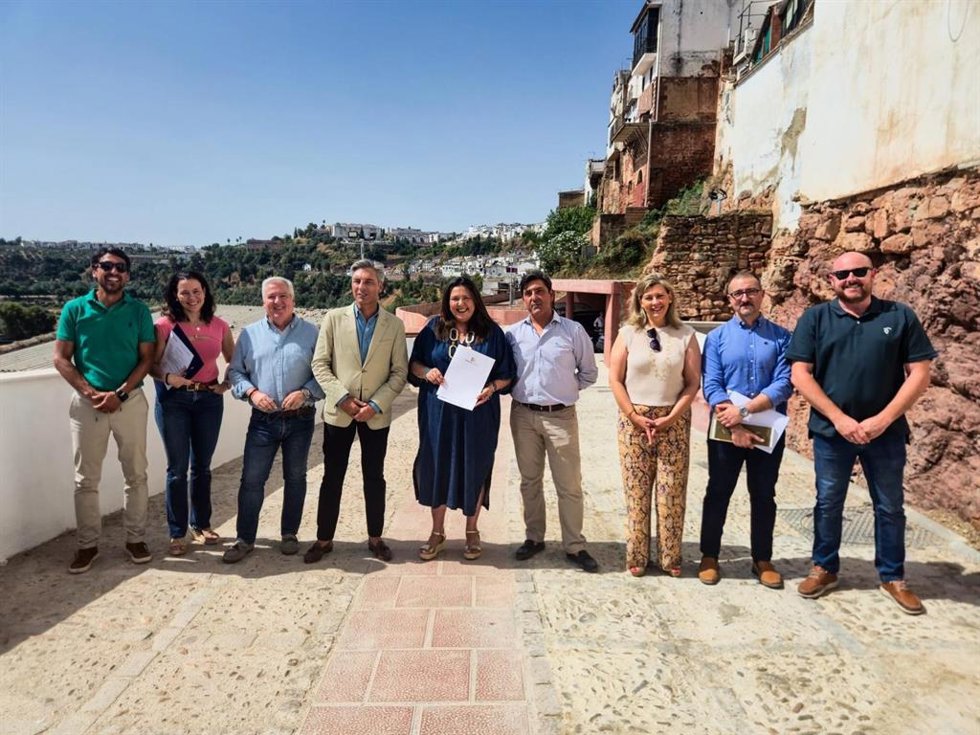 El delegado de Infraestructuras, Sostenibilidad y Agricultura de la Diputación de Córdoba, Andrés Lorite (cuarto por la izda.), y la alcaldesa, Lola Amo (quinta), en el acto de recepción de las obras.