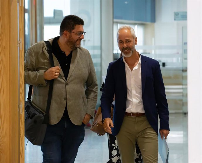 El director general de Personal, Alberto Ontañón, y el consejero de Educación, Sergio Silva.