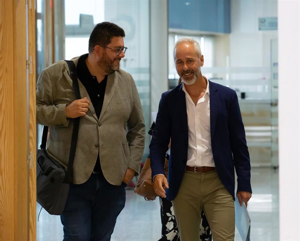 El director general de Personal, Alberto Ontañón, y el consejero de Educación, Sergio Silva.