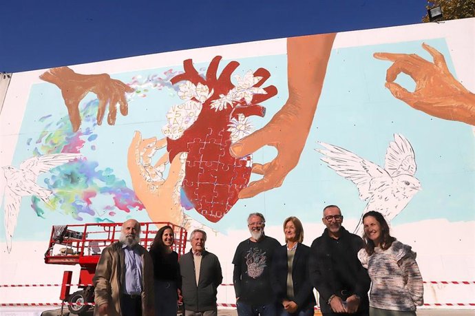 Archivo - La delegada de Participación y Voluntariado en el Ayuntamiento de Jerez, Carmen Pina, en la inauguración de un mural dedicado al voluntariado.