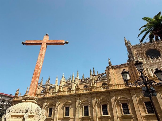 La Cruz de los juramentos anexa al Archivo de Indias, después de haber recuperado su color original gracias a una restauración