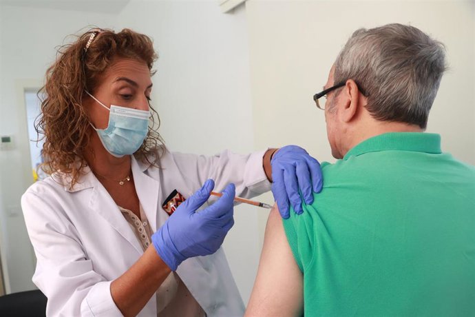 Archivo - Un hombre se vacuna en un centro de salud. Archivo.
