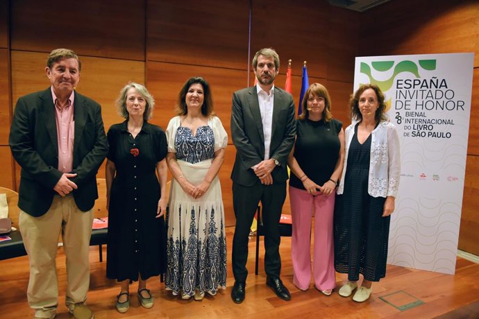 (I-D) El director del Instituto Cervantes, Luis García Montero, la comisaria del programa de España como País Invitado de Honor, Marta Sanz, la presidenta de Cámara Brasileira do Livro, Sevani Matos, el ministro de Cultura, Ernest Urtasun, la directora ge