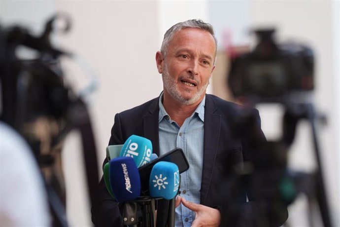 Archivo - El parlamentario del PSOE-A y número dos de los socialistas sevillanos, Rafael Recio, atiende a los medios en una foto de archivo