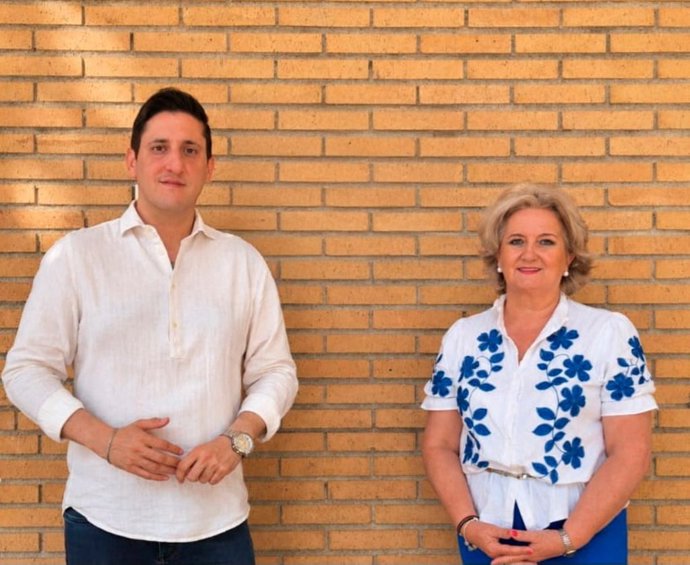La alcaldesa de Vegas Genil, María del Carmen Ros, y el teniente de alcalde, Cristian Gálvez.