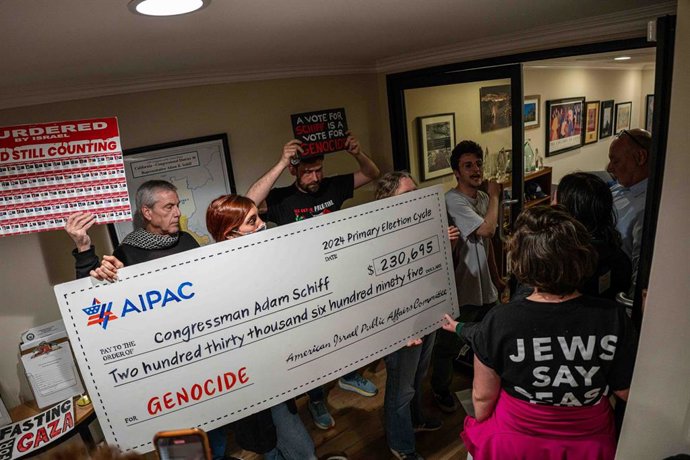 Archivo - Protestas contra el senador estadounidense Adam Schiff por recibir fondos de la AIPAC en Washington  
