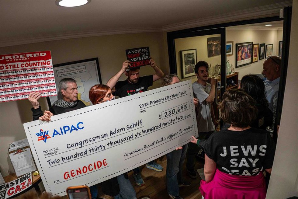 Archivo - Protestas contra el senador estadounidense Adam Schiff por recibir fondos de la AIPAC en Washington  