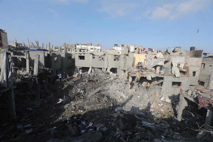 16 de julho de 2026, Nusairat, Faixa de Gaza, Território Palestino: Palestinos inspecionam os danos após um ataque aéreo israelense ter atingido uma casa, na sequência de um aviso de evacuação na área oeste do campo de refugiados de al-Bureij, na região c