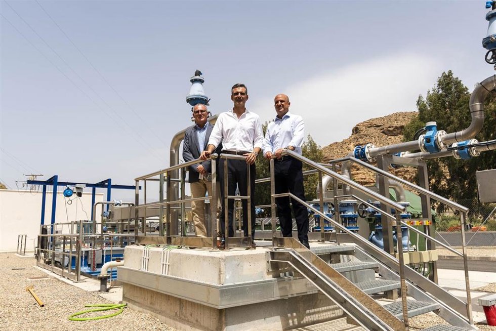 El alcalde de Alhama de Almería, Cristóbal Rodríguez; el consejero de Agricultura, Pesca, Agua y Desarrollo Rural de la Junta de Andalucía, Ramón Fernández-Pacheco, y el presidente de la Diputación de Almería, José Antonio García Alcaina.