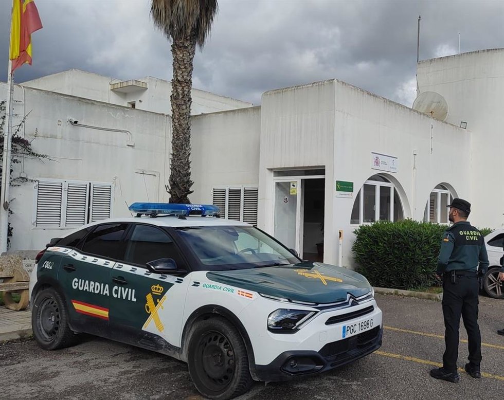 Archivo - Agente de la Guardia Civil en Ibiza