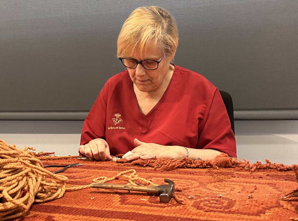 Proceso de restauración de las alfombras del Palacio Real