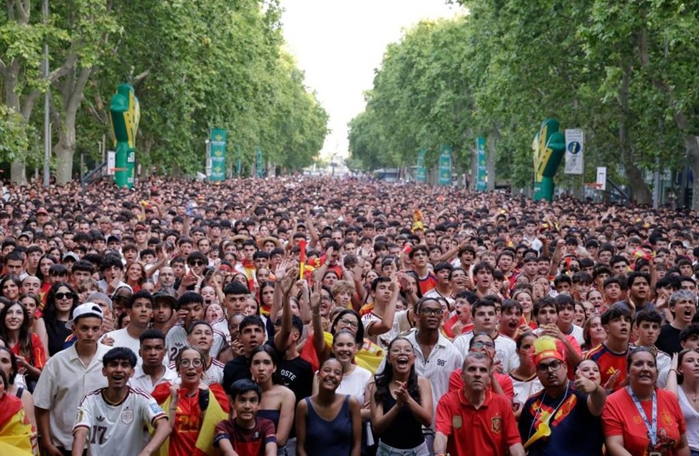 Público de Valladolid en la retransmisión en pantalla gigante de la semifinal del Mundial de Fútbol 2026 entre España y Francia.