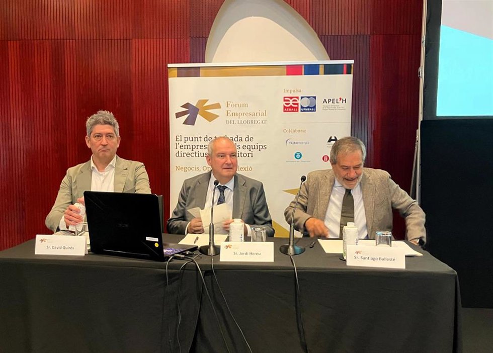 El ministro de Industria y Turismo, Jordi Hereu; el alcalde de L'Hospitalet de Llobregat (Barcelona), David Quirós, y el presidente de Aeball, Santiagó Ballesté