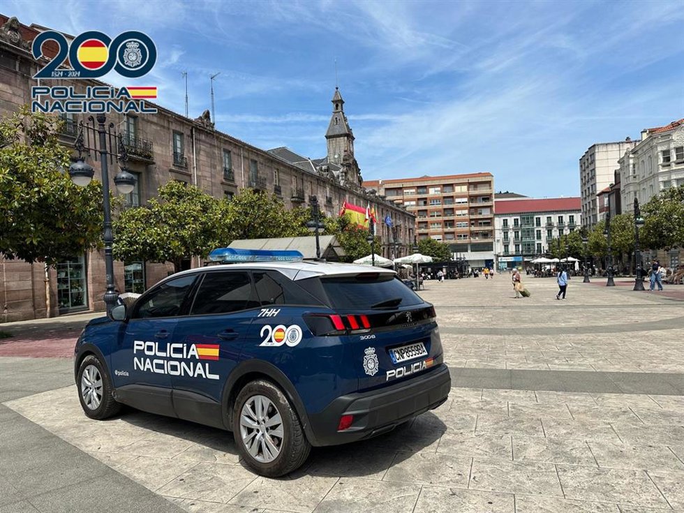 Coche de la Policía Nacional en Torrelavega