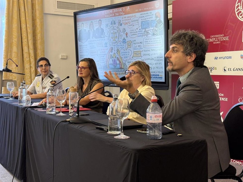 La fiscal de la Sala Delegada contra la Violencia sobre la Mujer, María Eugenia Prendes Menéndez, y la comisaria jefa de la Brigada Central de la UFAM, Eva Gutiérrez Carrera. En los Cursos de Verano de la UCM en El Escorial (Madrid). 