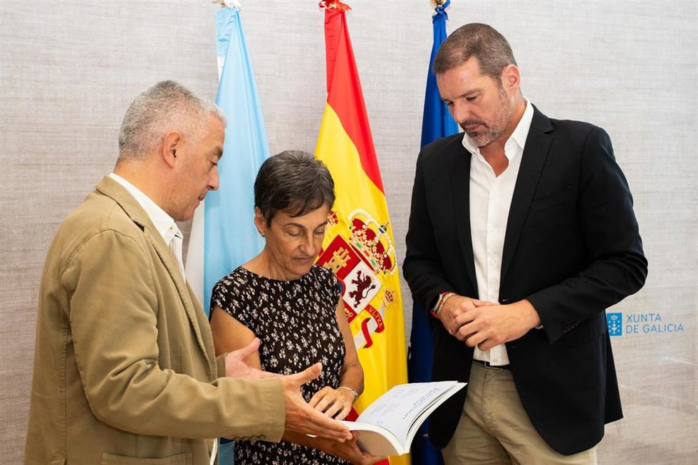 La presidenta del Consello da Cultura Galega, Dolores Vilavedra, recibe el ejemplar impreso del Plan Xeral de Normalización da Lingua Galega, a 17 de julio de 2026.