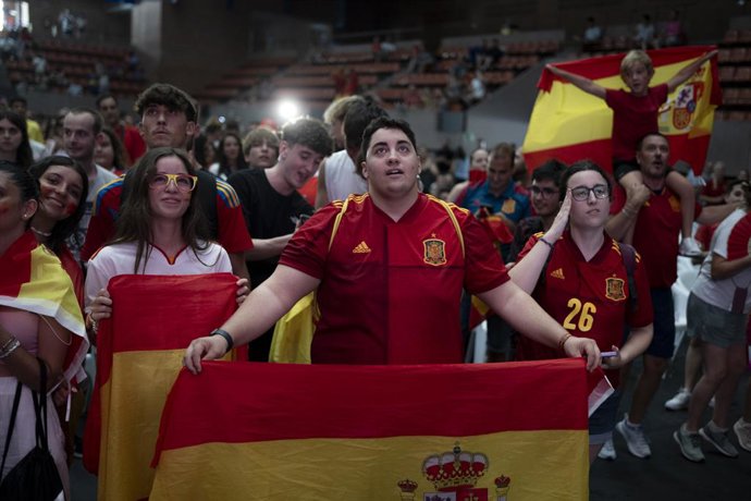 Archivo - Cientos de aficionados celebran la victora de la Selección española de Fútbol Femenino en la final del Mundial Femenino de Fútbol, en el CEM Olímpics Vall d'Hebron, a 20 de agosto de 2023, en Barcelona, Catalunya (España). Un máximo de 2.000 afi