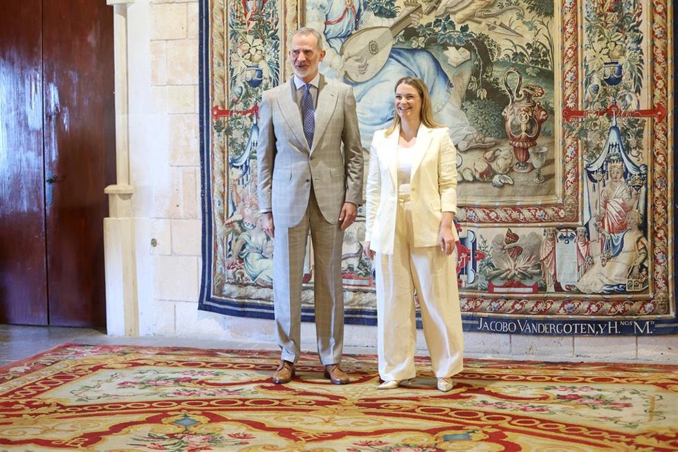 Archivo - El Rey Felipe VI, recibe en audiencia a la presidenta de las Illes Balears, Marga Prohens, en el Palacio de la Almudaina a 28 de julio de 2025, en Mallorca (España).
