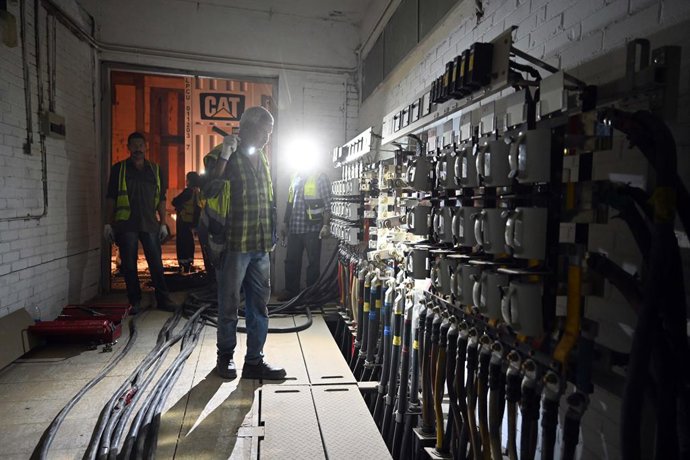Archivo - HAWALLI (KUWAIT), June 19, 2024  -- A worker maintains one of the power generators that went out of service in Hawalli Governorate, Kuwait, on June 19, 2024. Multiple areas in Kuwait faced power cuts on Wednesday as scorching temperatures pushed