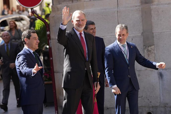 Archivo - El Rey Felipe VI (c), junto al presidente de la Junta de Andalucía Juanma Moreno (i), y el alcalde de Jaén, Julio Millán (d), durante su visita a Jaén. A 17 de marzo de 2026, en Jaén (Andalucía, España). 