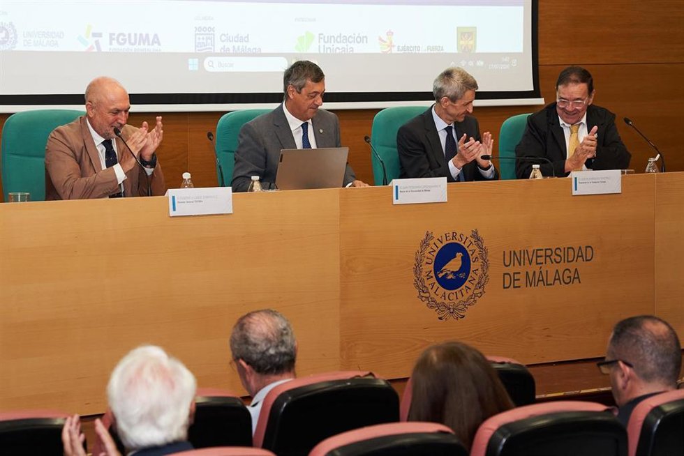 El rector de la UMA, Teodomiro López; Eugenio Luque, director de la Fguma; José Manuel Domínguez, presidente de la Fundación Unicaja y embajador de Marca Ejército, y Pedro Luis Gómez, coordinador del Curso 'Ejército y sociedad: la fuerza de los valores'.