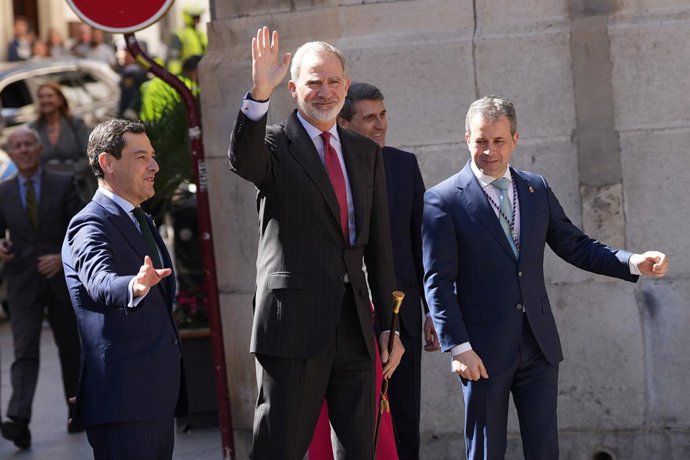 Archivo - El Rey Felipe VI (c), junto al presidente de la Junta de Andalucía Juanma Moreno (i), y el alcalde de Jaén, Julio Millán (d), durante su visita a Jaén. A 17 de marzo de 2026, en Jaén (Andalucía, España).