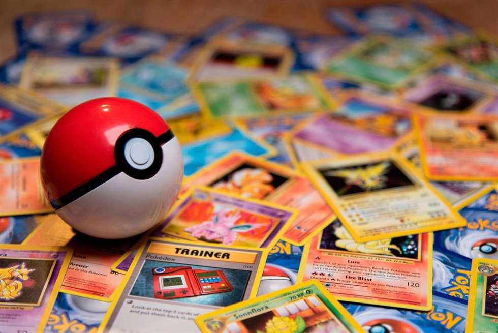 Pokéball y cartas coleccionables de Pokémon