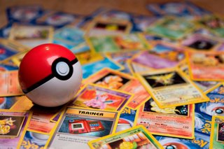 Pokéball y cartas coleccionables de Pokémon