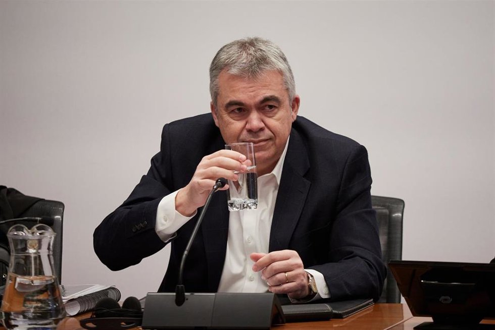 Archivo - El exsecretario de organización del PSOE Santos Cerdán comparece en la Comisión de Investigación sobre adjudicaciones públicas del Parlamento de Navarra, a 11 de febrero de 2026, en Pamplona, Navarra (España). 
