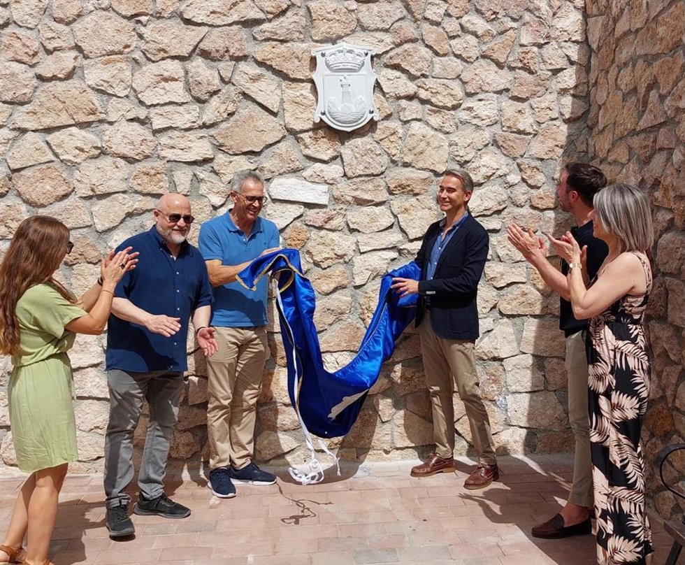 Representantes de la Junta de Andalucía y del Ayuntamiento de Olula del Río (Almería) durante la inauguración del nuevo escudo heráldico de mármol en la plaza del Carmen.