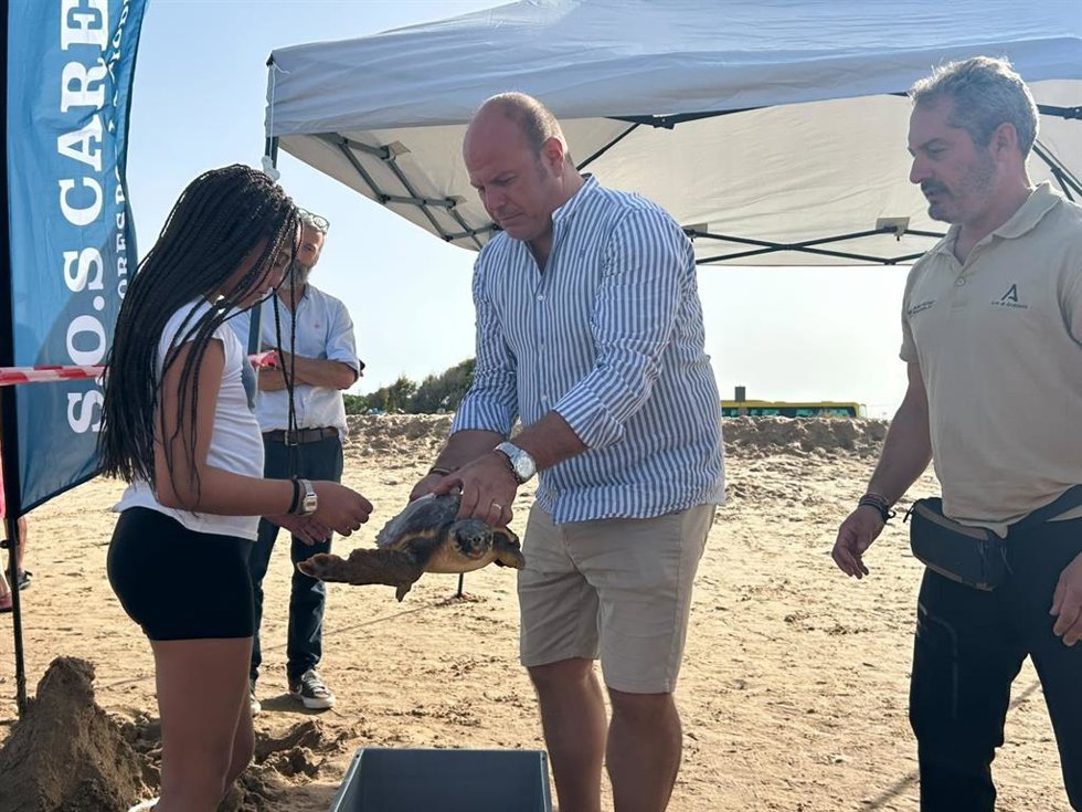 Óscar Curtido en el acto de liberación de una tortuga en Rota.