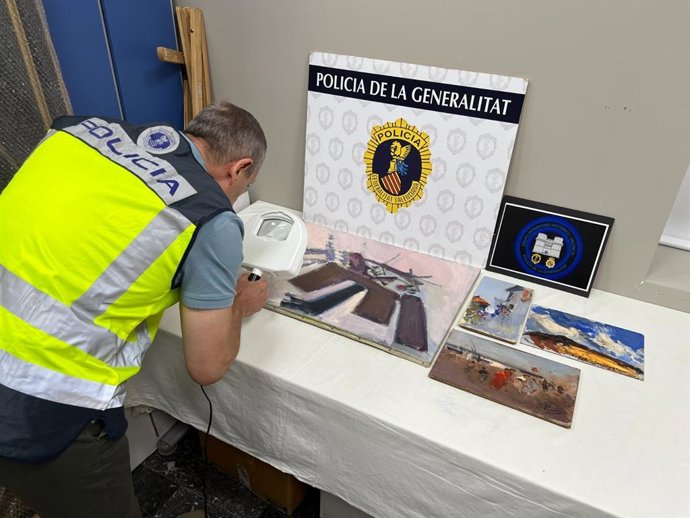 La Policía de la Generalitat interviene cuatro pinturas falsas que se ofrecían en una plataforma de compraventa online atribuidas a artistas de la talla de Pinazo y Hernández Mompó