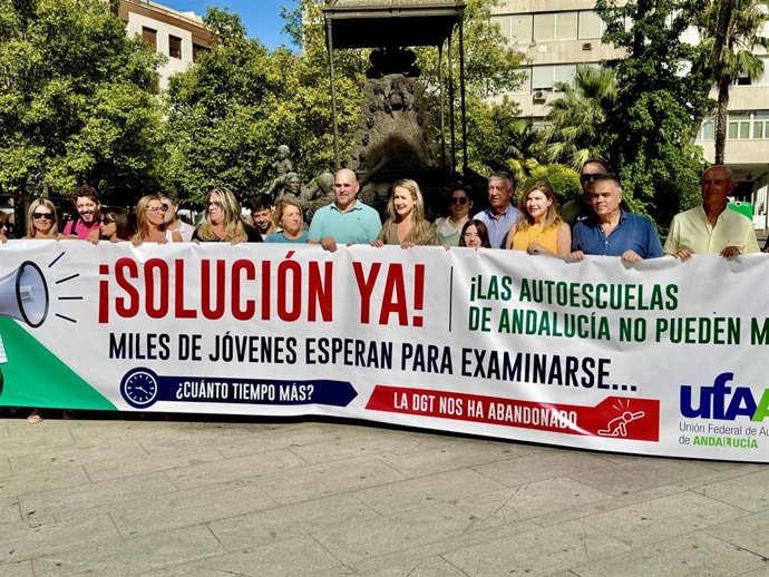Concentración en Huelva de examinadores y aotoescuelas.