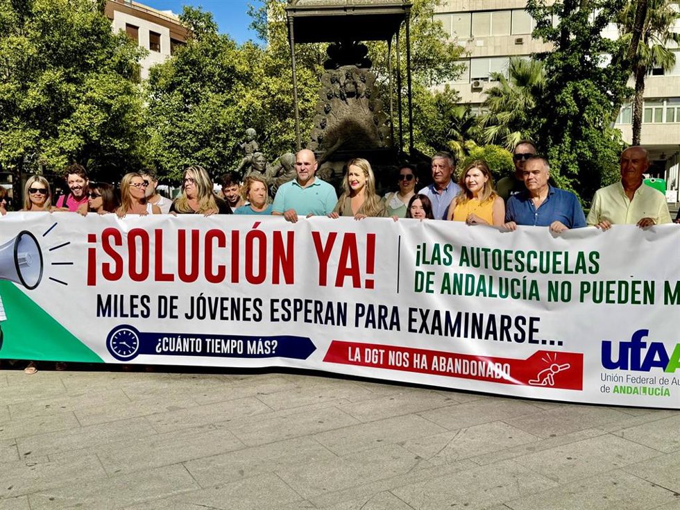 Concentración en Huelva de examinadores y aotoescuelas.