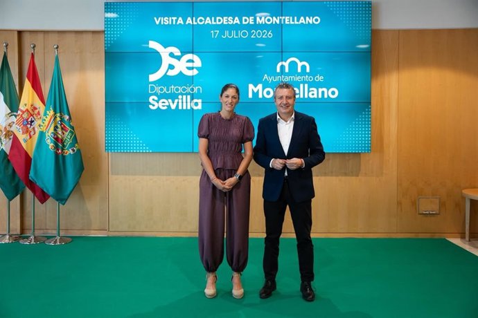 El presidente de la Diputación de Sevilla, Javier Fernández, en un encuentro institucional con la alcaldesa de Montellano, Rocío Figueroa