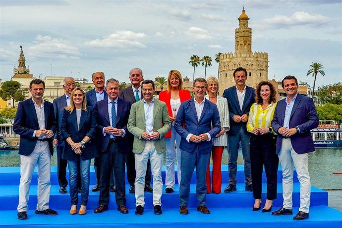 Archivo - El presidente del PP, Alberto Núñez Feijóo (3d), y el presidente del PP de Andalucía y de la Junta, Juanma Moreno (4d), en la foto de familia con los próximos alcaldes del PP en las capitales andaluzas antes de la reunión de la Junta Directiva R