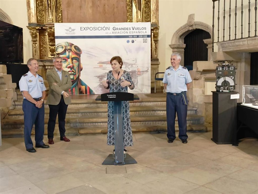 Inauguración en la ccolegiata de San Juan Bautista, en Gijón, de una exposición del Centenario de los Grandes Vuelos Españoles.