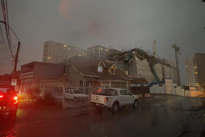 Coquimbo 16 de julio 2026. Las intensas rafagas de viento asociadas al sistema frontal provocaron la caida de una grua de construccion durante la tarde de este jueves en el sector La Herradura, en la comuna de Coquimbo, generando una emergencia que