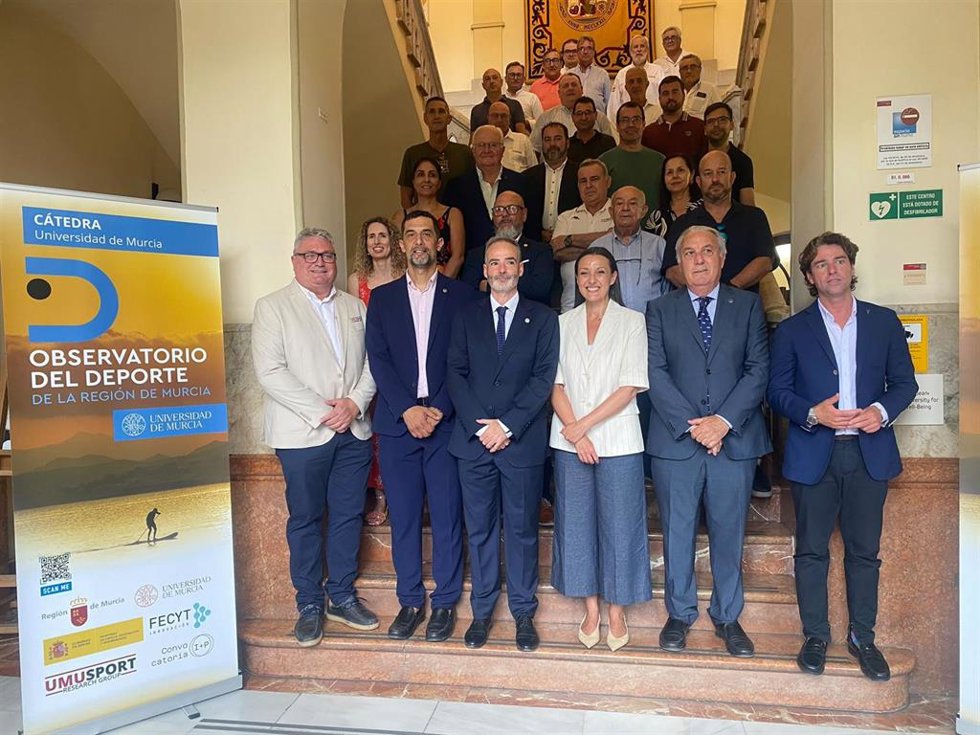 La consejera Carmen Conesa y el rector de la UMU, Juan Samuel Baixauli, con los asistentes a la firma del convenio para impulsar la Cátedra del Observatorio del Deporte