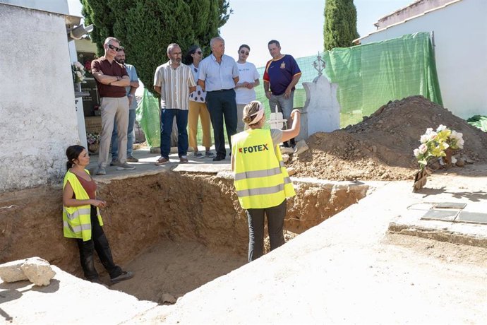 El presidente de la Diputación de Cáceres visita los trabajos de localización e investigación de posibles fosas comunes relacionadas con la Batalla de Villamesías