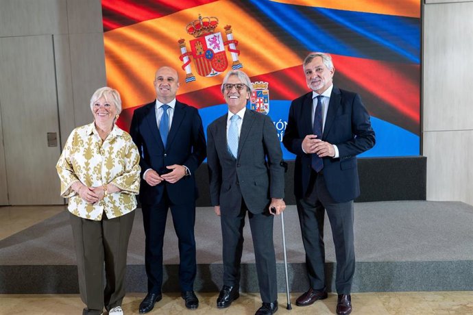 Representantes de la Asociación 'Almería para todos', la Diputación de Almería y la Embajada de Colombia en España, durante la visita institucional del embajador colombiano a la institución provincial.