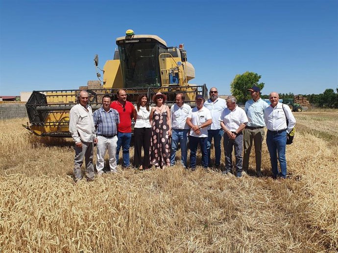 El consejero  Joaquín Antonio Pino (centro) con representantes sindicales agrarios y autoridades políticas provinciales.